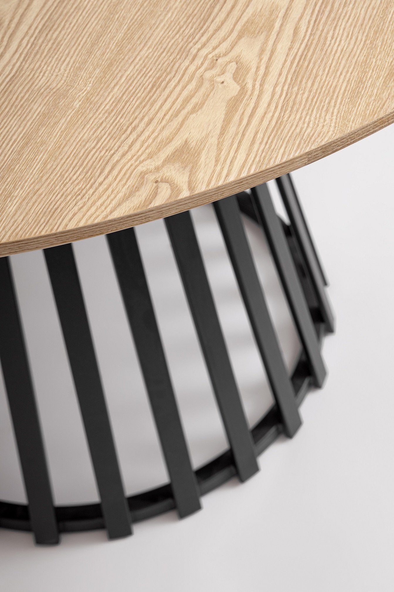 Andrea Bizzotto Cillian tavolo 120 cm tondo natural nero Naturale, dettaglio ravvicinato dei materiali