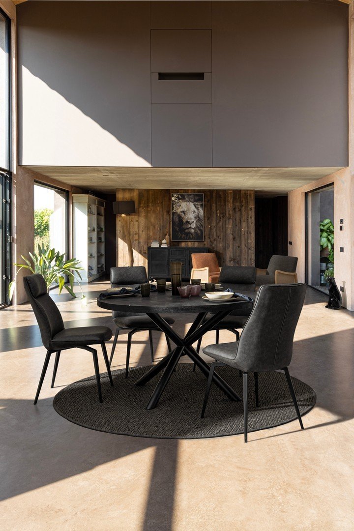 Andrea Bizzotto To Hastings Tavolo Da Pranzo 130 cm Rotondo ambientato in spazio living con arredi coordinati