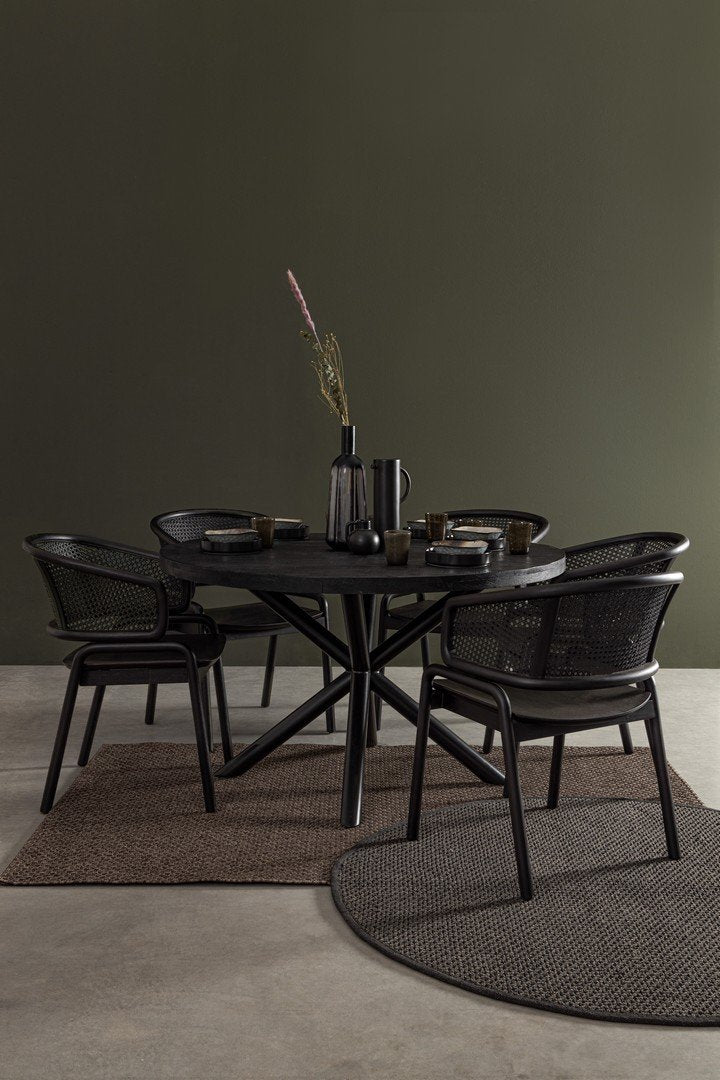 Andrea Bizzotto To Hastings Tavolo Da Pranzo 130 cm Rotondo ambientato in spazio living con arredi coordinati