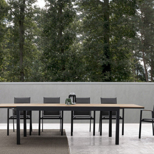 Andrea Bizzotto Elias 300x95 Tavolo allungabile antracite in alluminio ambientato in spazio living con arredi coordinati