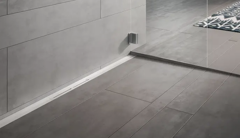 Tece Profilo Doccia Cm 80 E Pozzetto Drenaggio Standard Dn50 Acciaio Inox Satinat visto dall'alto con superficie e...
