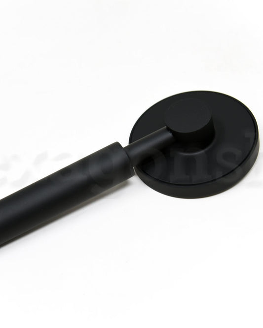 Doccetta 8 cm con presa acqua e flessibile in pvc nero, dettaglio ravvicinato della finitura e del marchio - Exagonshop