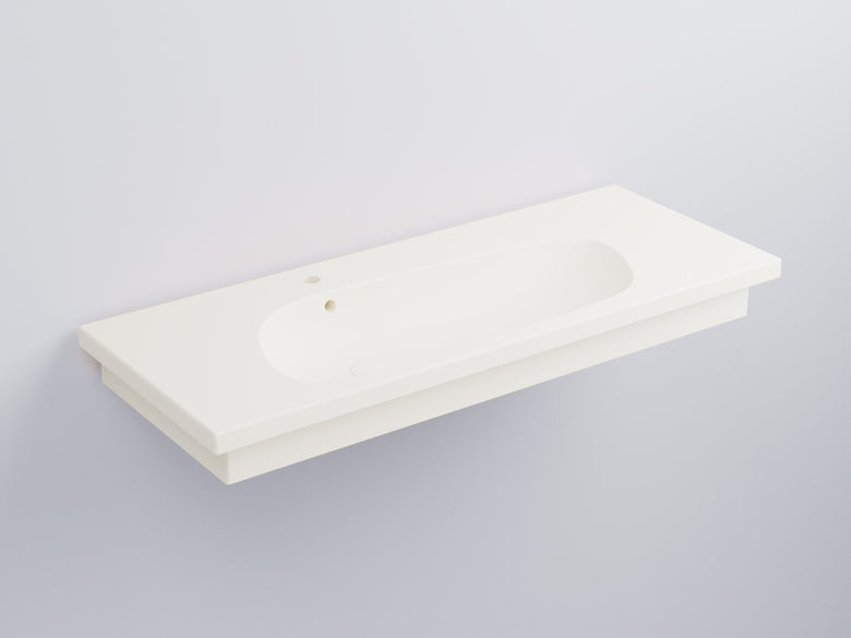 Cielo Enjoy Lavabo 120x48 Sospeso O Da Appoggio Con Piletta in ceramica ambientato su piano bagno con accessori