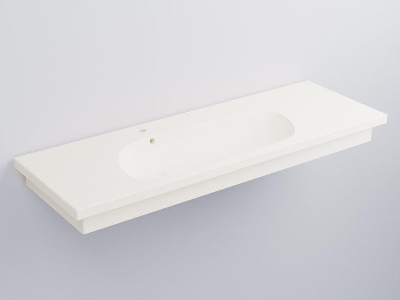 Cielo Enjoy Lavabo 140x48 Sospeso O Da Appoggio Con Piletta in ceramica ambientato su piano bagno con accessori