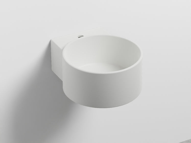 Cielo Sella Lavabo 40x48 Monoforo sospeso Senza Troppopieno in ceramica ambientato su piano bagno con accessori