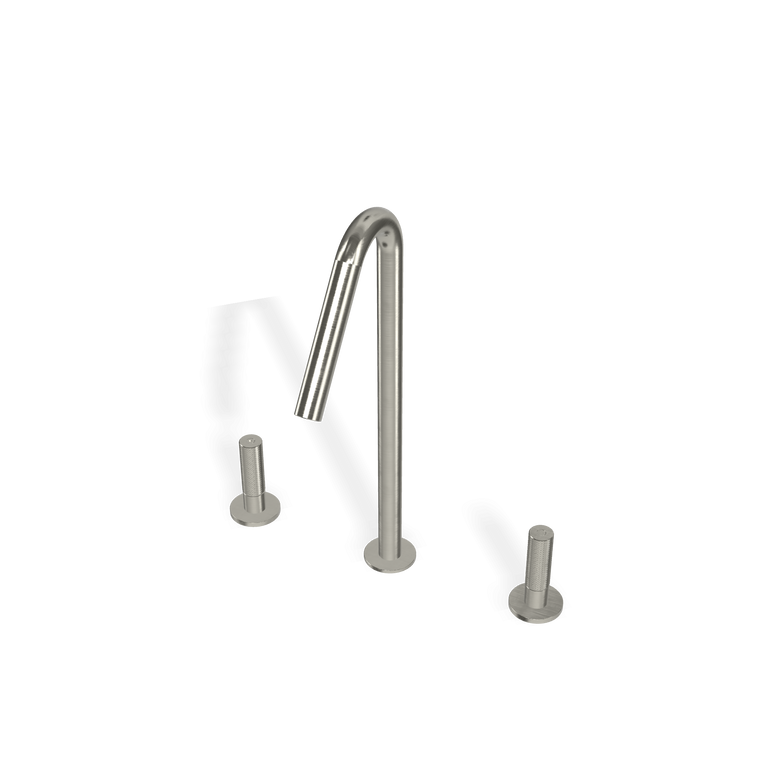 Treemme 22 mm batteria lavabo 260 in acciaio inox satinato ambientato su piano bagno con accessori - Rubinetterie Treemme
