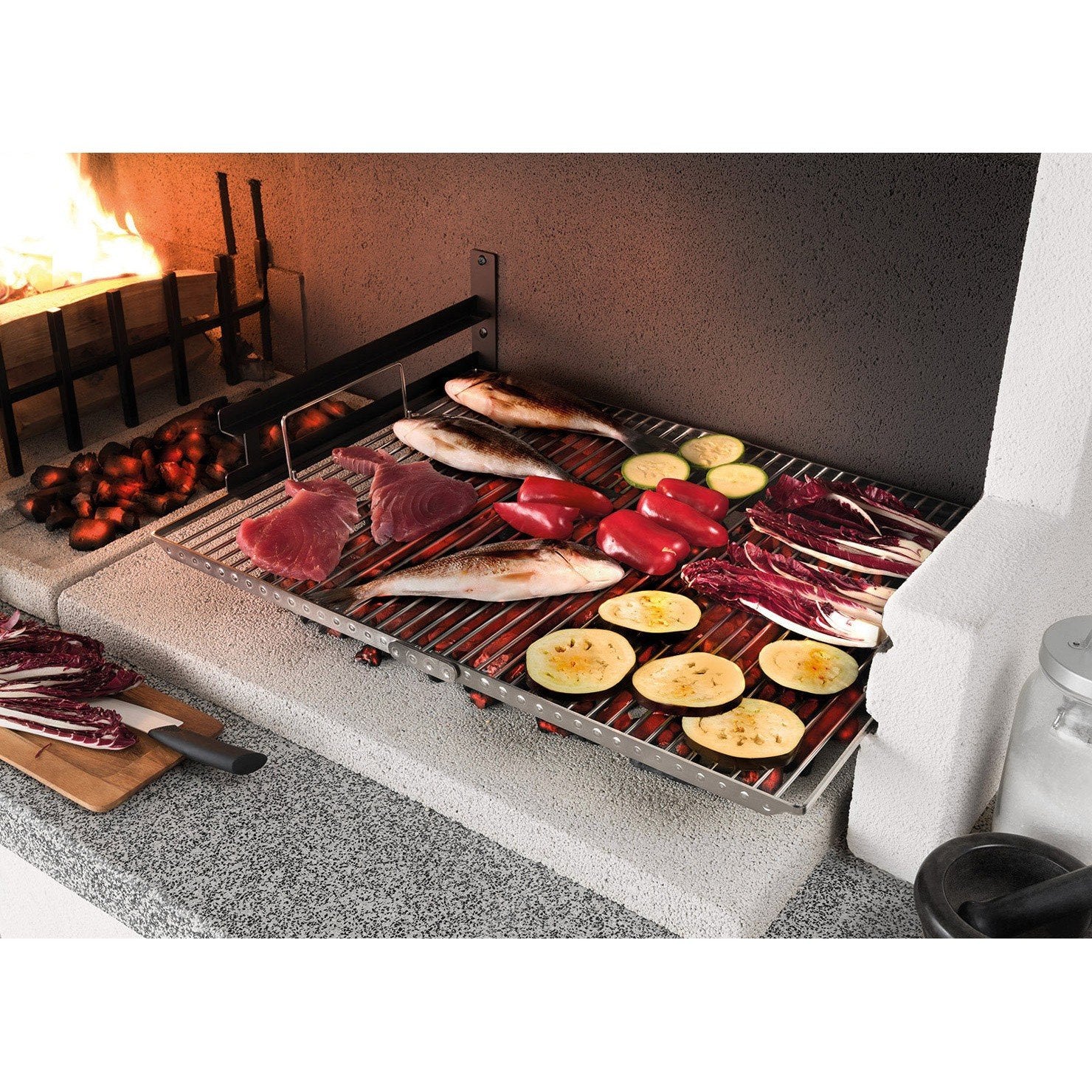 Palazzetti Trinidad 2 barbecue con grill extralarge e Grey accesa in soggiorno, fiamma visibile attraverso il vetro