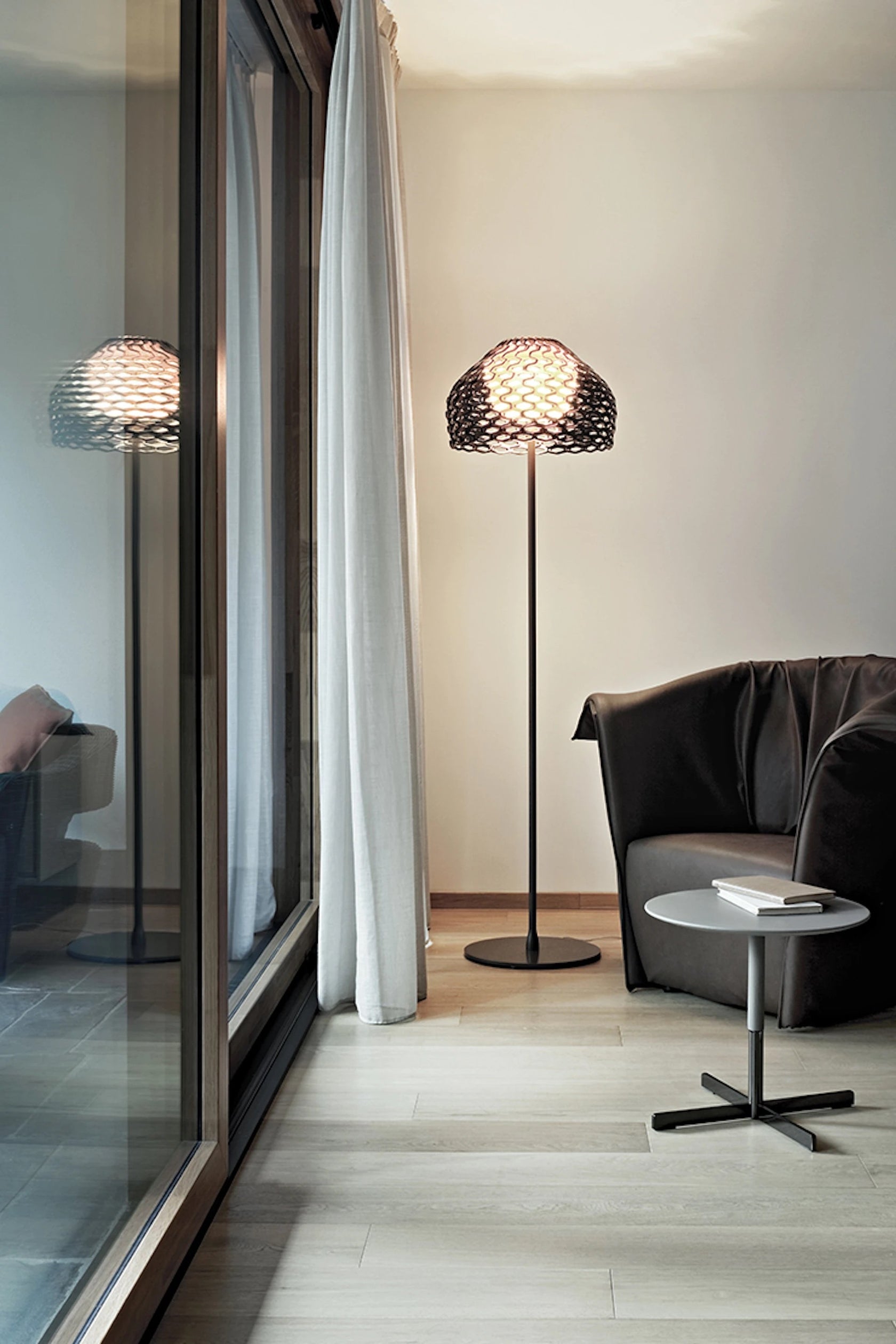 Flos Tatou Floor Lampada a pavimento Grigio Ocra spenta, dettaglio del corpo lampada e dei materiali