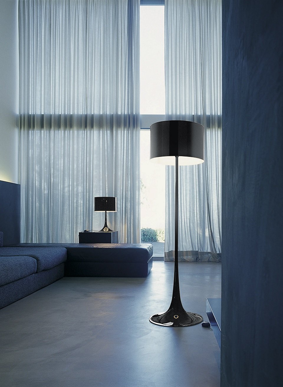 Flos Spun Light Floor Lampada a pavimento Nero lucido, vista del design e della finitura