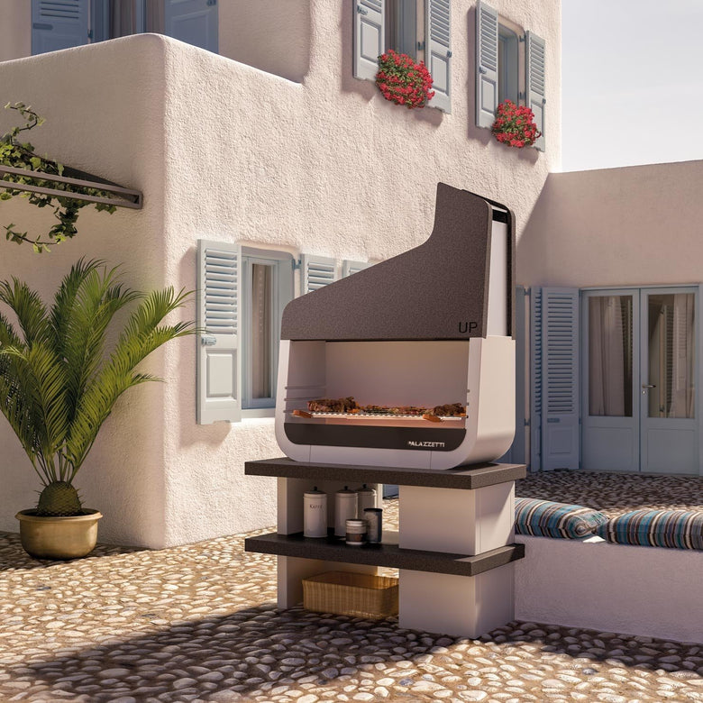 Palazzetti Up barbecue a legna grezzo in Marmotech bianco e accesa in soggiorno, fiamma visibile attraverso il vetro