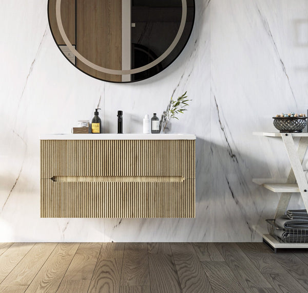 Mobile bagno teak 90x46 cannettato Urbino con lavabo in in naturale con lavabo e rubinetteria, vista frontale su sfondo...