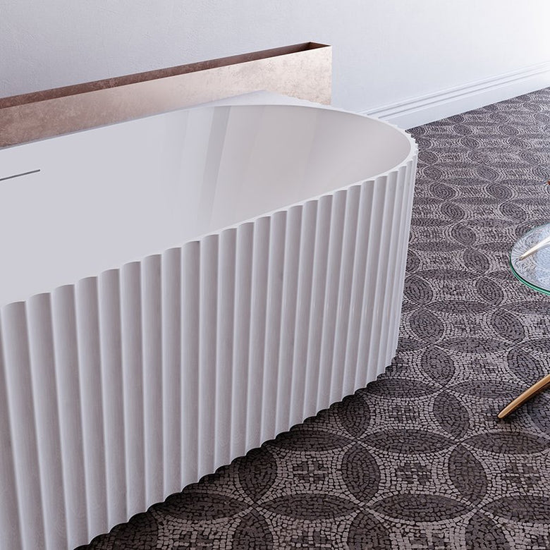 Vasca 170x80 Jeorgia a parete in acrilico cannettato bianco, dettaglio ravvicinato della texture antiscivolo - Exagonshop