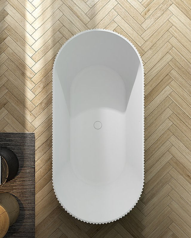 Vasca 170x80 Jeorgia freestanding in acrilico cannettato, dettaglio ravvicinato della texture antiscivolo - Exagonshop