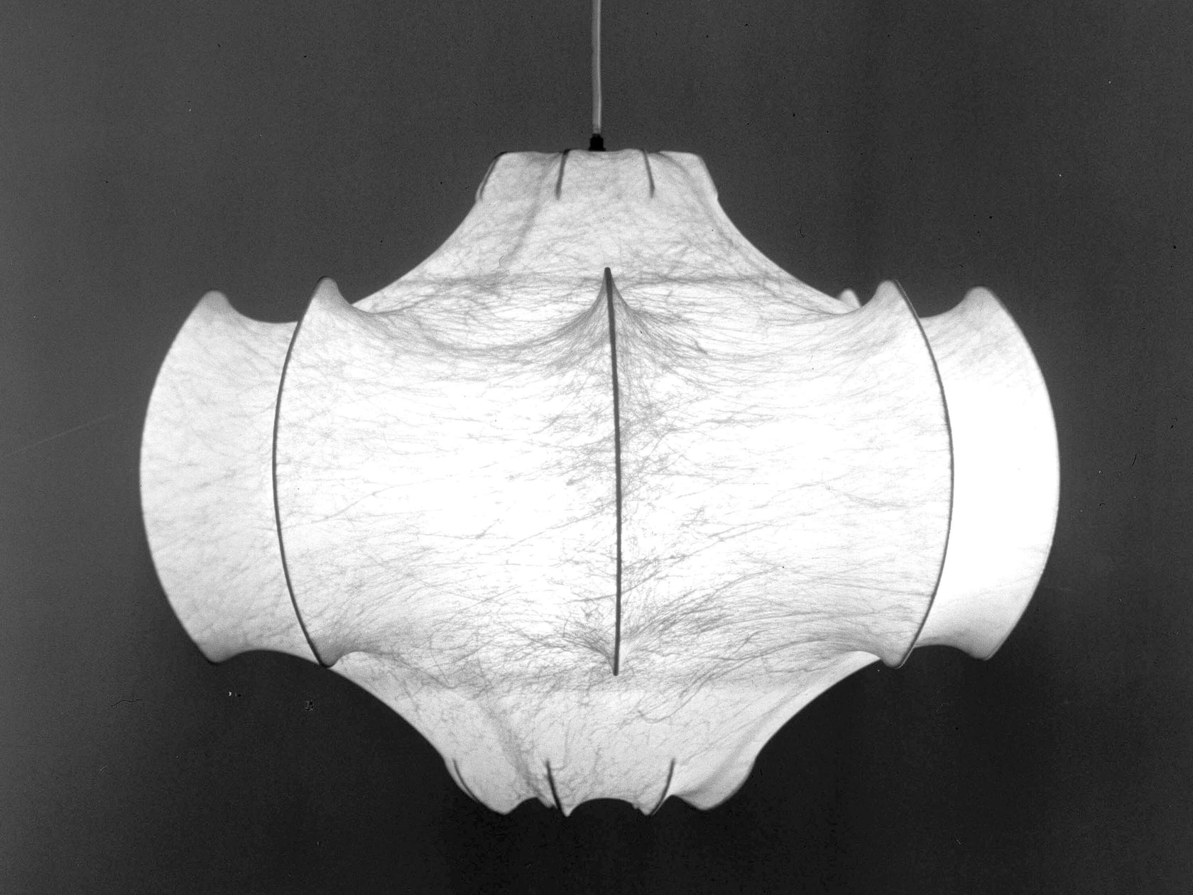 Flos Viscontea Lampada 68 cm a Sospensione Cocoon Bianco, particolare del diffusore luminoso
