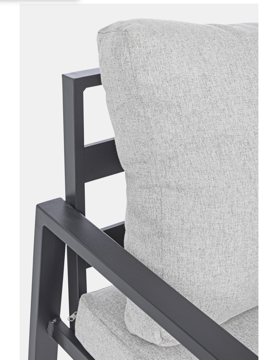 Andrea Bizzotto Lorillard Salotto da Giardino New Antracite ambientato in spazio living con arredi coordinati