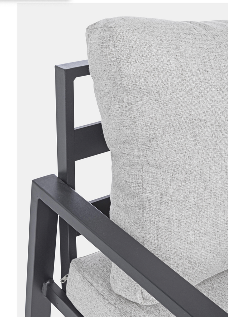 Andrea Bizzotto Lorillard Salotto da Giardino New Antracite ambientato in spazio living con arredi coordinati