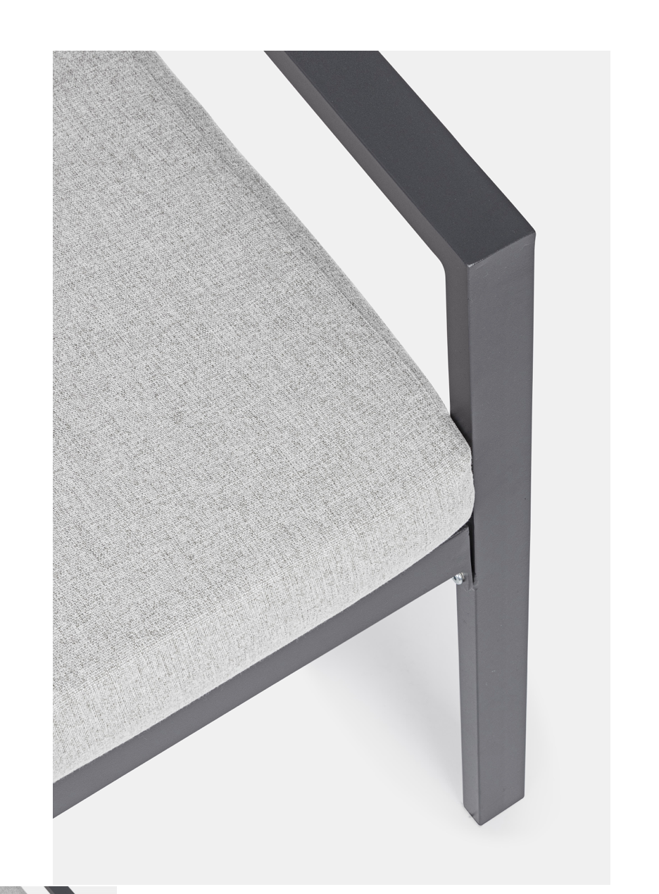 Andrea Bizzotto Lorillard Salotto da Giardino New Antracite ambientato in spazio living con arredi coordinati