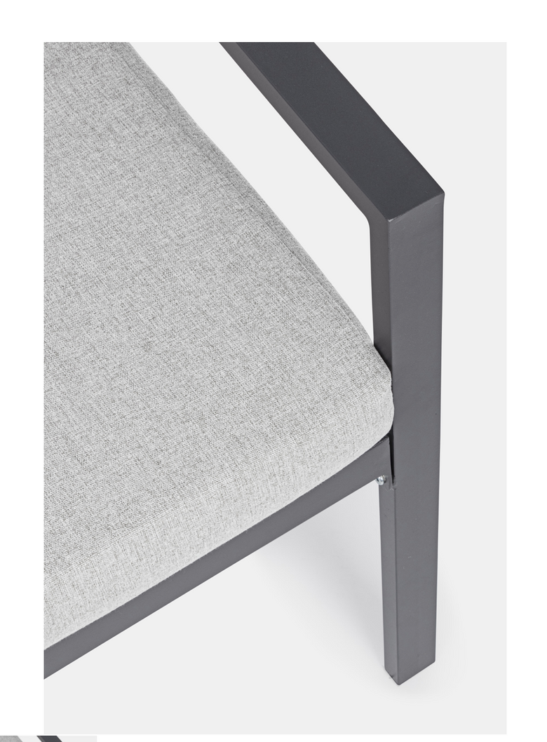 Andrea Bizzotto Lorillard Salotto da Giardino New Antracite ambientato in spazio living con arredi coordinati