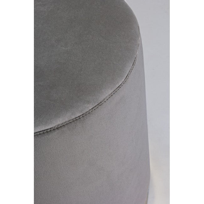 Andrea Bizzotto Lucilla Pouf glamour effetto velluto grigio ambientato in spazio living con arredi coordinati
