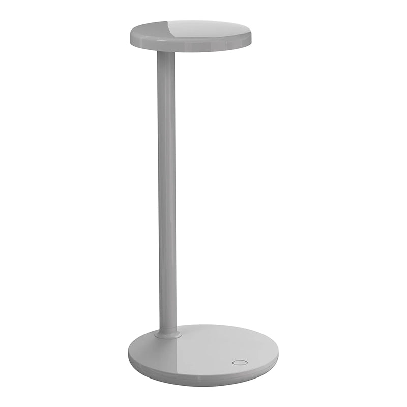 Flos Oblique Lampada scrivania Grigio Lucido 09.8300.AH accesa in ambiente, design e diffusione della luce