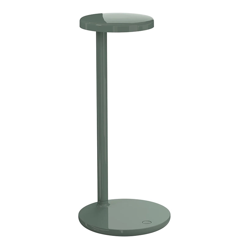 Flos Oblique Lampada scrivania Salvia Lucido 09.8300.DV accesa in ambiente, design e diffusione della luce