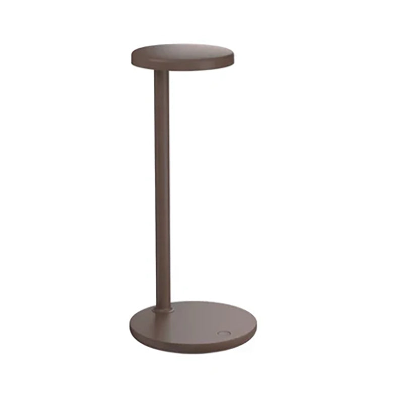 Flos Oblique Qi Lampada scrivania Marrone Opaco 09.8310.DW accesa in ambiente, design e diffusione della luce
