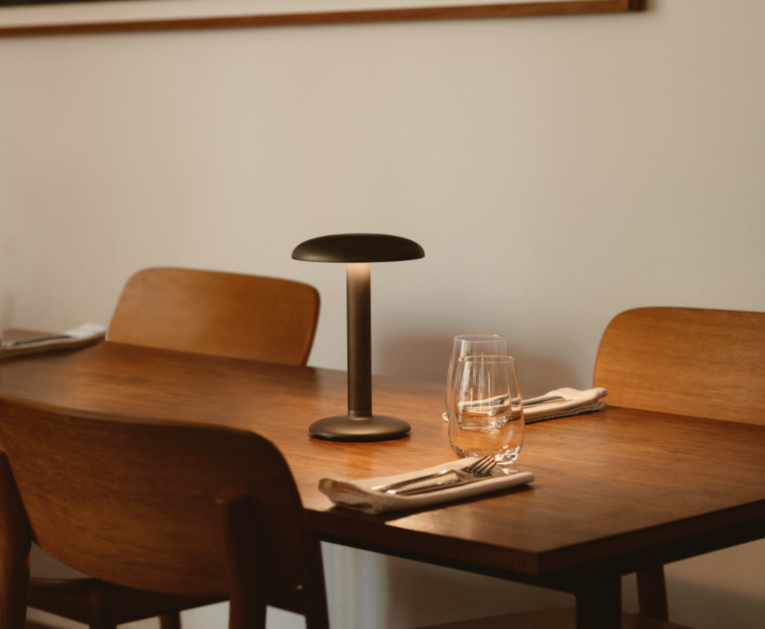 Flos Gustave Lampada ricaricabile 2700K 159 LM interno spenta, dettaglio del corpo lampada e dei materiali