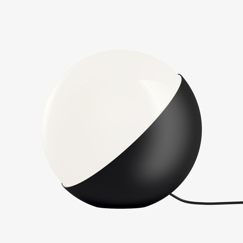 Louis Poulsen Vl Studio Lampada da tavolo pavimento nero Black in opaco accesa in ambiente, design e diffusione della luce