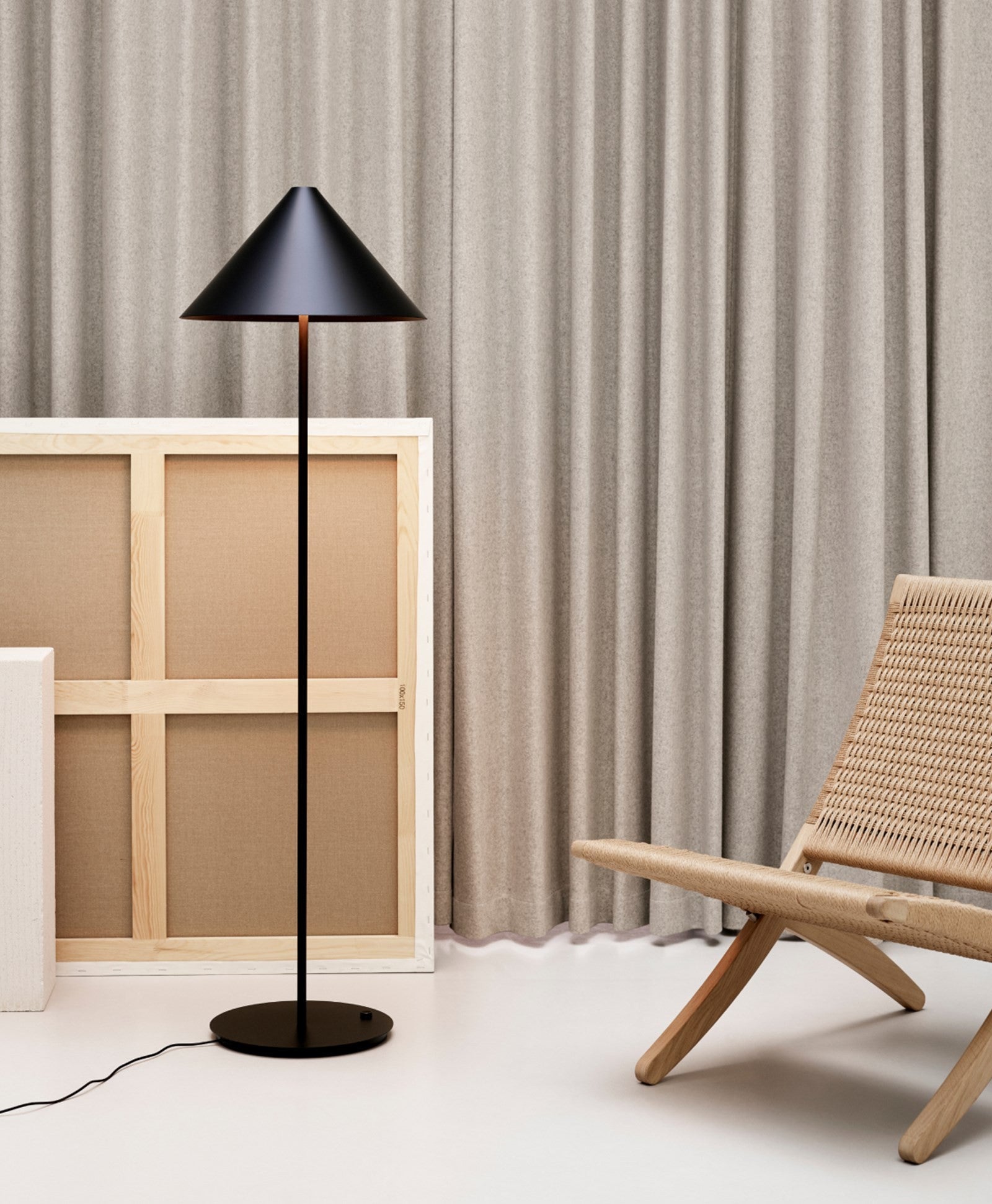 Louis Poulsen Keglen Lampada a pavimento 3000k nero accesa in ambiente, design e diffusione della luce
