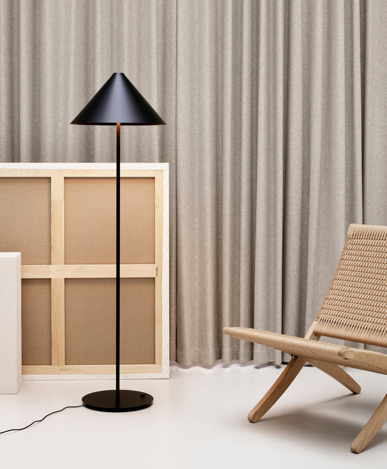 Louis Poulsen Keglen Lampada a pavimento 3000k nero accesa in ambiente, design e diffusione della luce