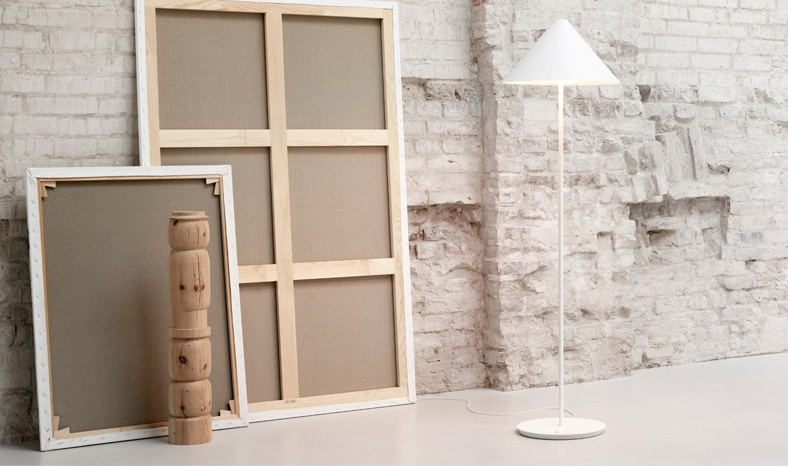 Louis Poulsen Keglen Lampada a pavimento 3000k Bianco in alluminio e naturale accesa in ambiente, design e diffusione...