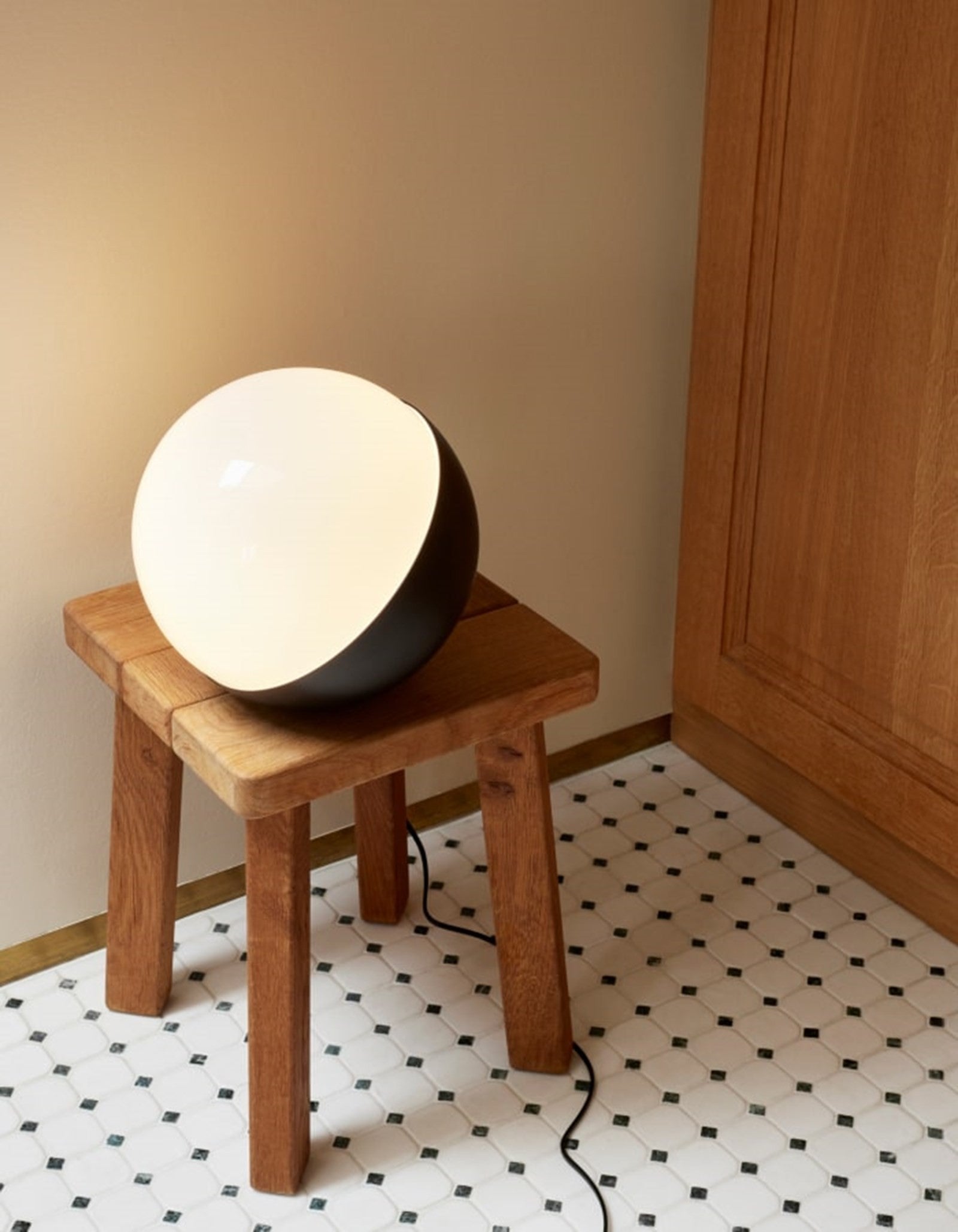Louis Poulsen Vl Studio Lampada da tavolo pavimento Nero Black in opaco accesa in ambiente, design e diffusione della luce