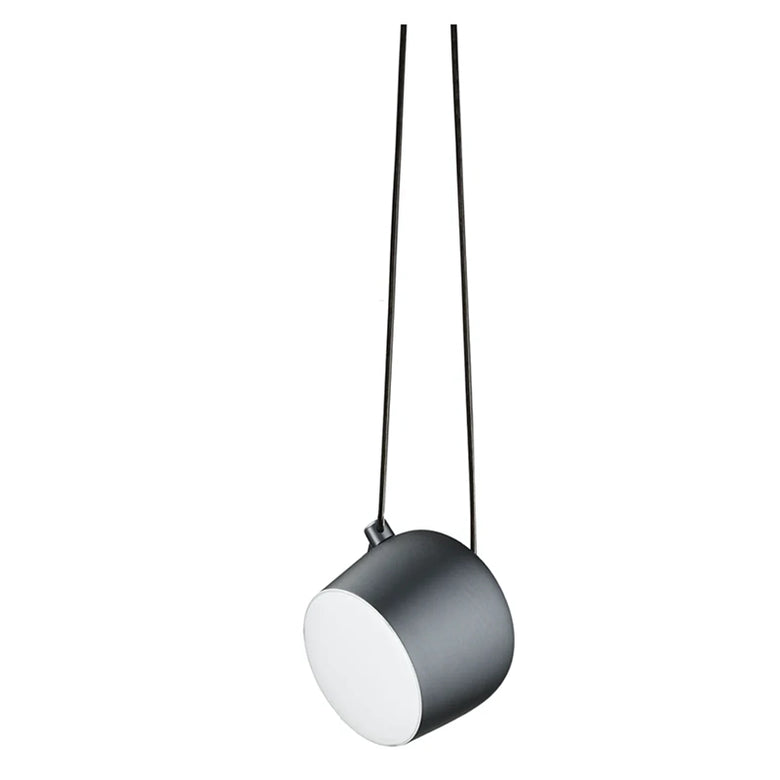 Flos Aim Lampada a sospensione 24 cm orientabile Grigio in alluminio accesa in ambiente, design e diffusione della luce