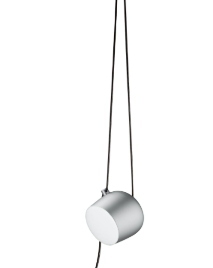 Flos Aim Lampada sospesa Light Silver Anodized in alluminio accesa in ambiente, design e diffusione della luce