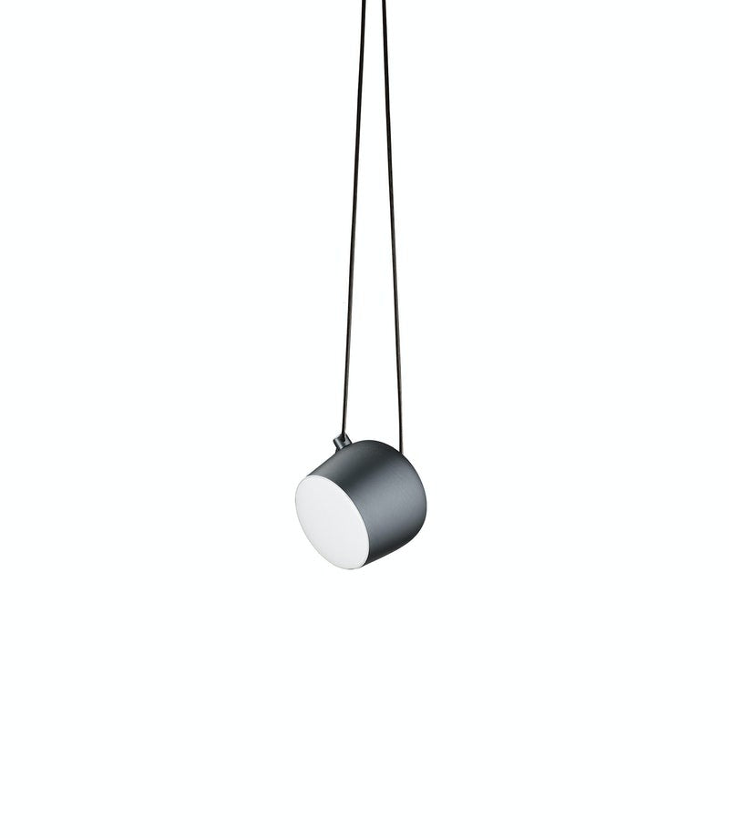 Flos Aim Small Lampada a sospensione Blue Steel Anodized in alluminio accesa in ambiente, design e diffusione della luce