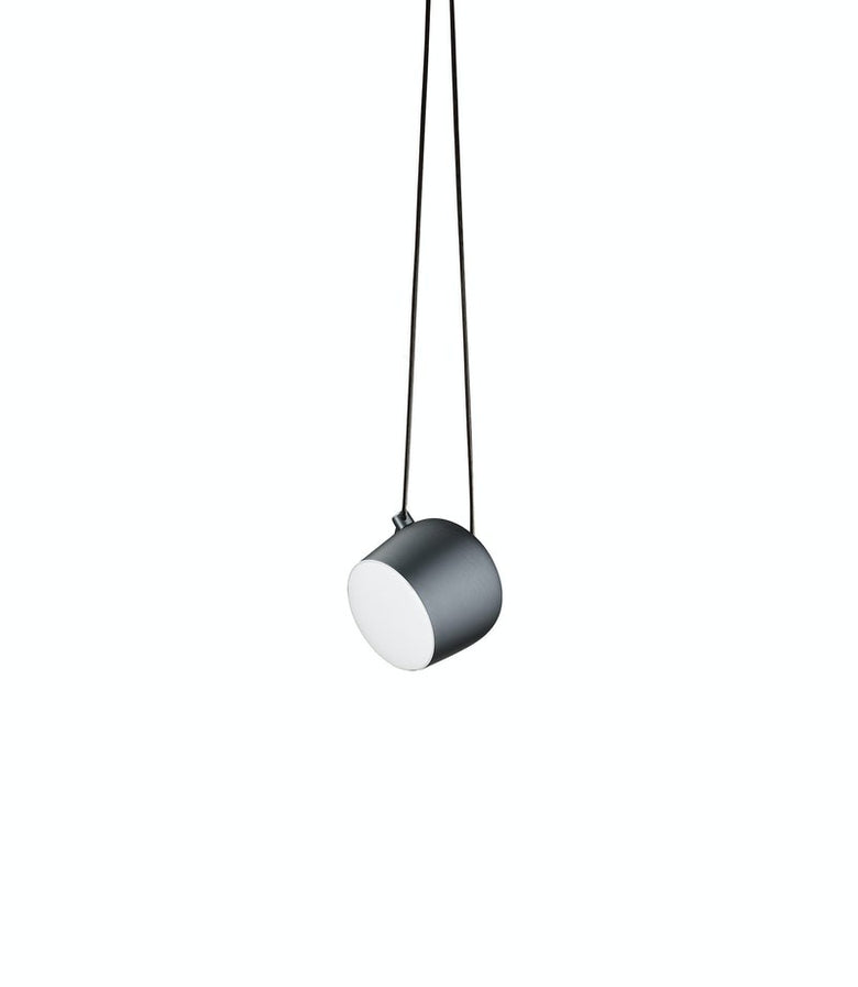 Flos Aim Small Lampada a sospensione Blue Steel Anodized in alluminio accesa in ambiente, design e diffusione della luce