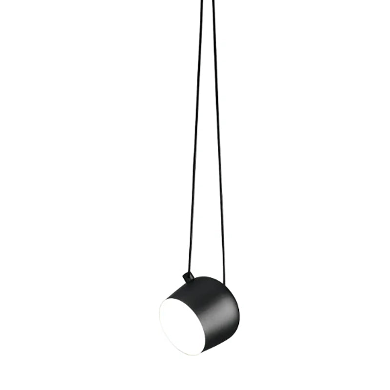 Flos Aim Small Lampada 17 cm a sospensione Nero accesa in ambiente, design e diffusione della luce
