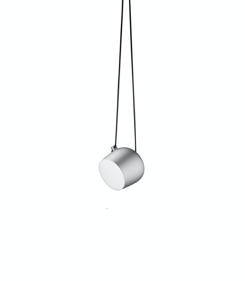 Flos Aim Small Lampada a sospensione Light Silver Light Silver Anodize in alluminio accesa in ambiente, design e...
