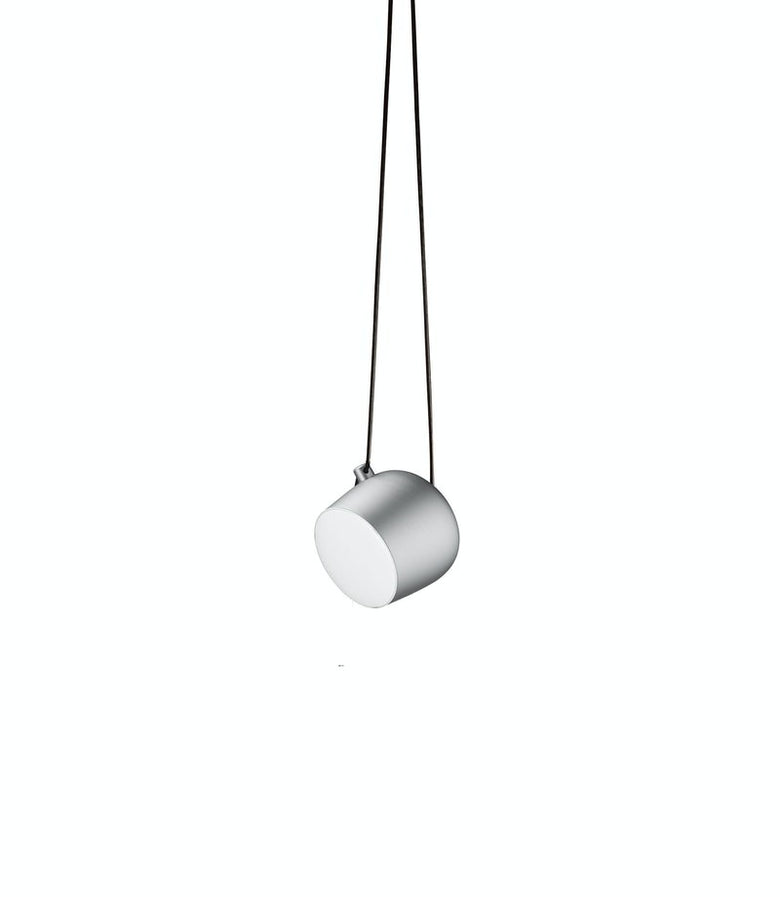 Flos Aim Small Lampada a sospensione Light Silver Light Silver Anodize in alluminio accesa in ambiente, design e...