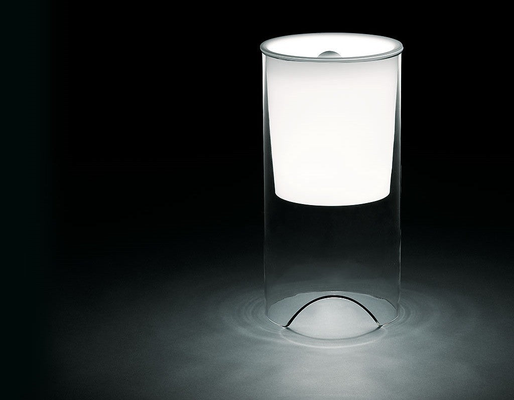 Flos Aoy Lampada 60 cm da tavolo trasparente e bianco opale, particolare del diffusore luminoso