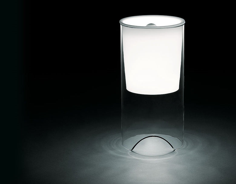 Flos Aoy Lampada 60 cm da tavolo trasparente e bianco opale, particolare del diffusore luminoso