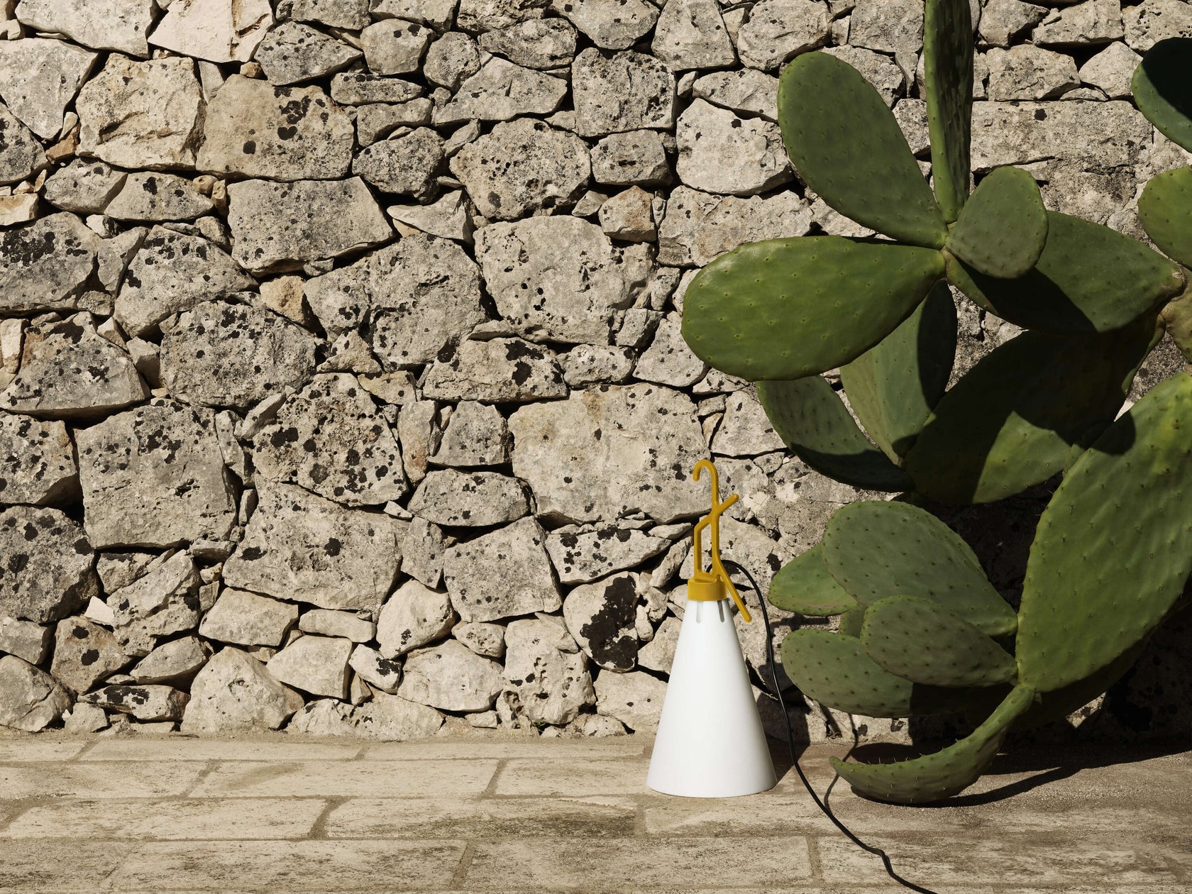 Flos Mayday Outdoor Lampada da esterno con gancio cavo 6 m spenta, dettaglio del corpo lampada e dei materiali
