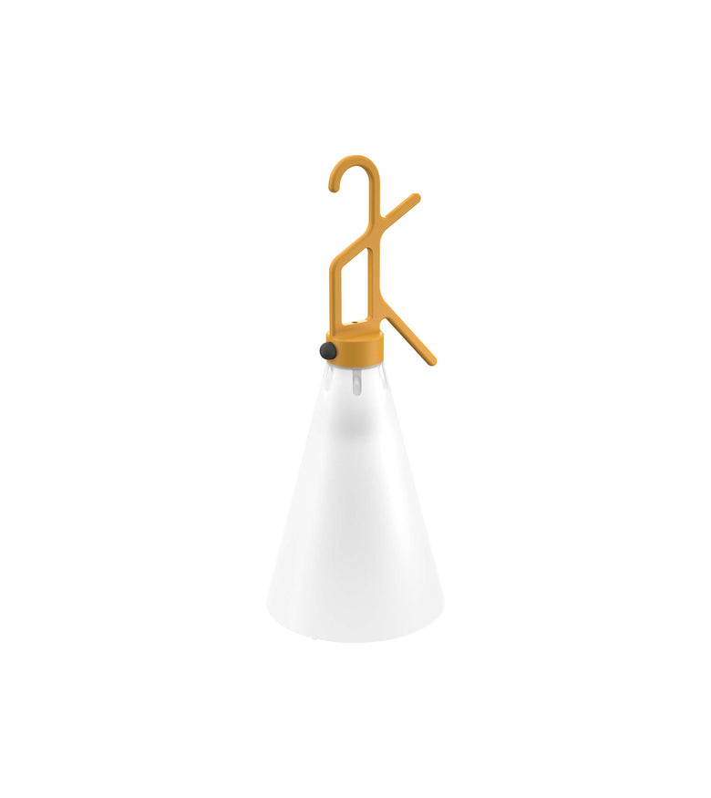 Flos Mayday Outdoor Lampada da esterno con gancio cavo 6 m accesa in ambiente, design e diffusione della luce