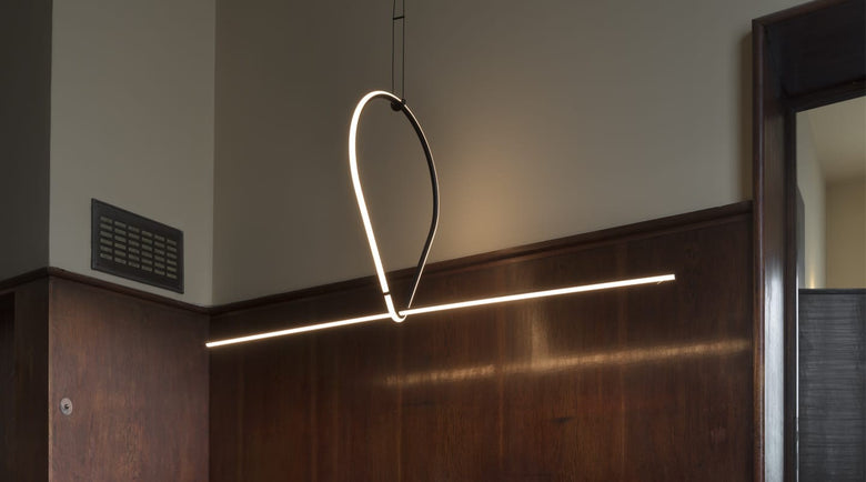 Flos Arrangements Drop Down Lampada a sospensione Nero Opaco accesa in ambiente, design e diffusione della luce