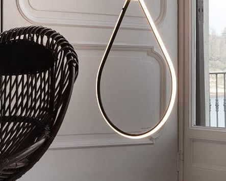 Flos Arrangements Drop Up Lampada sospesa Nero Opaco in alluminio accesa in ambiente, design e diffusione della luce