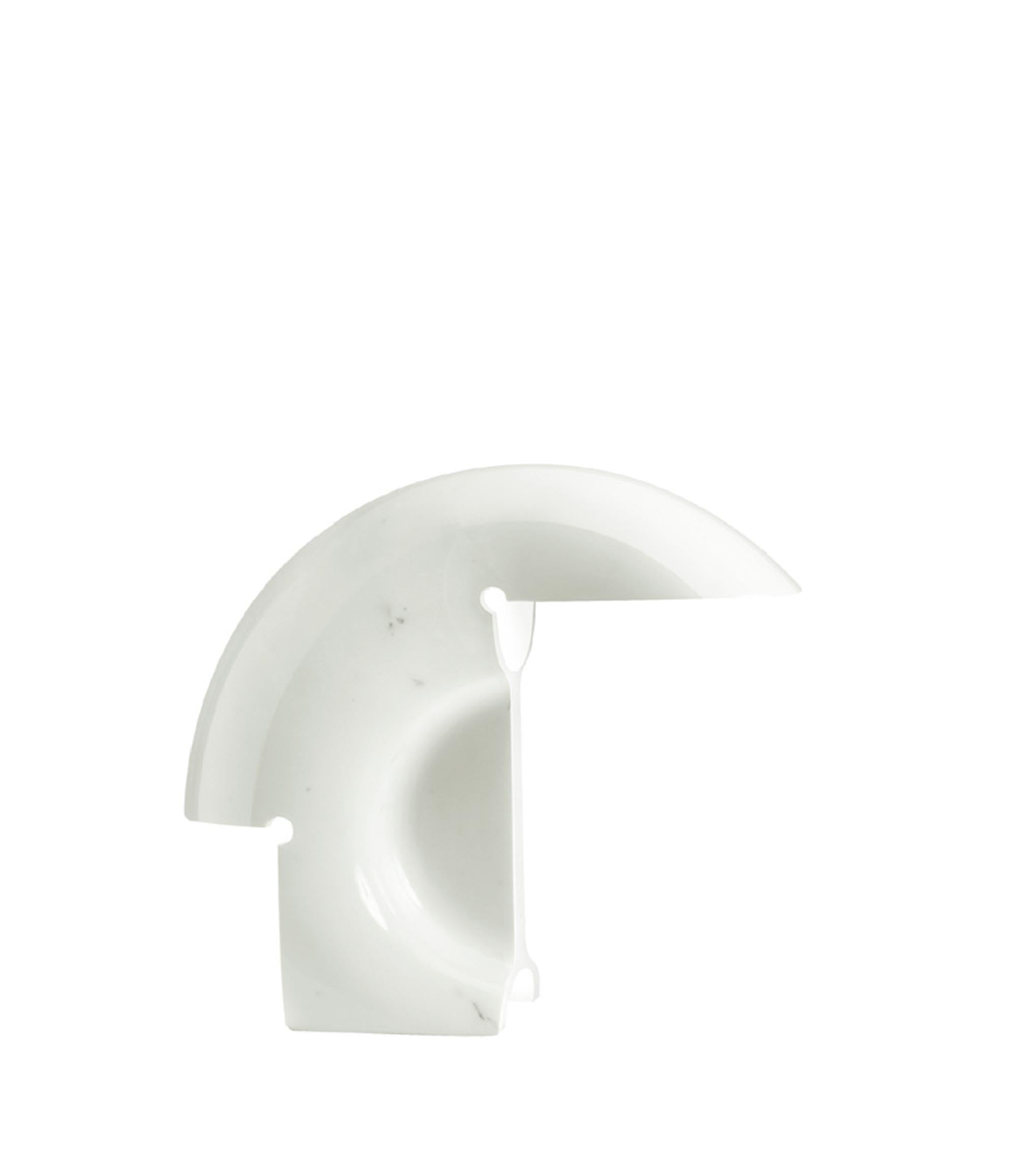 Flos Biagio Lampada da tavolo a conchiglia in Marmo bianco spenta, dettaglio del corpo lampada e dei materiali
