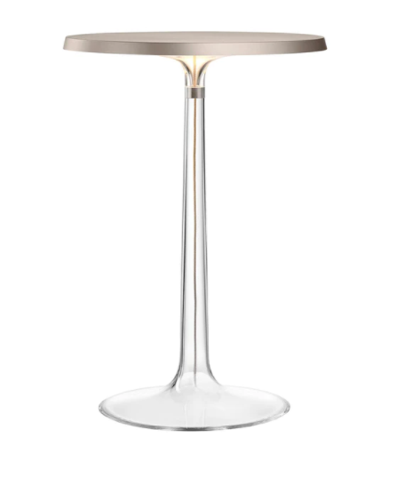 Flos Bon Jour Lampada Da Tavolo cromo opaco senza corona accesa in ambiente, design e diffusione della luce