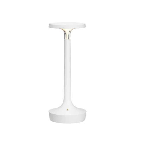 FLOS Bon Jour Unplugged Lampada da tavolo ricaricabile Bianca accesa in ambiente, design e diffusione della luce