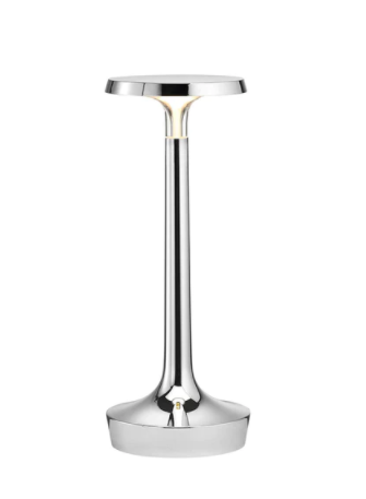 FLOS Bon Jour Unplugged Lampada da tavolo ricaricabile cromo in lucido accesa in ambiente, design e diffusione della luce