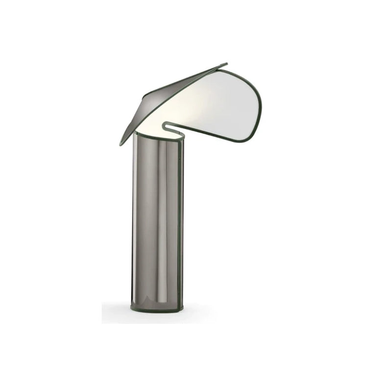 Flos Chiara Table Lampada da tavolo Dark grey bordi verde in alluminio accesa in ambiente, design e diffusione della luce